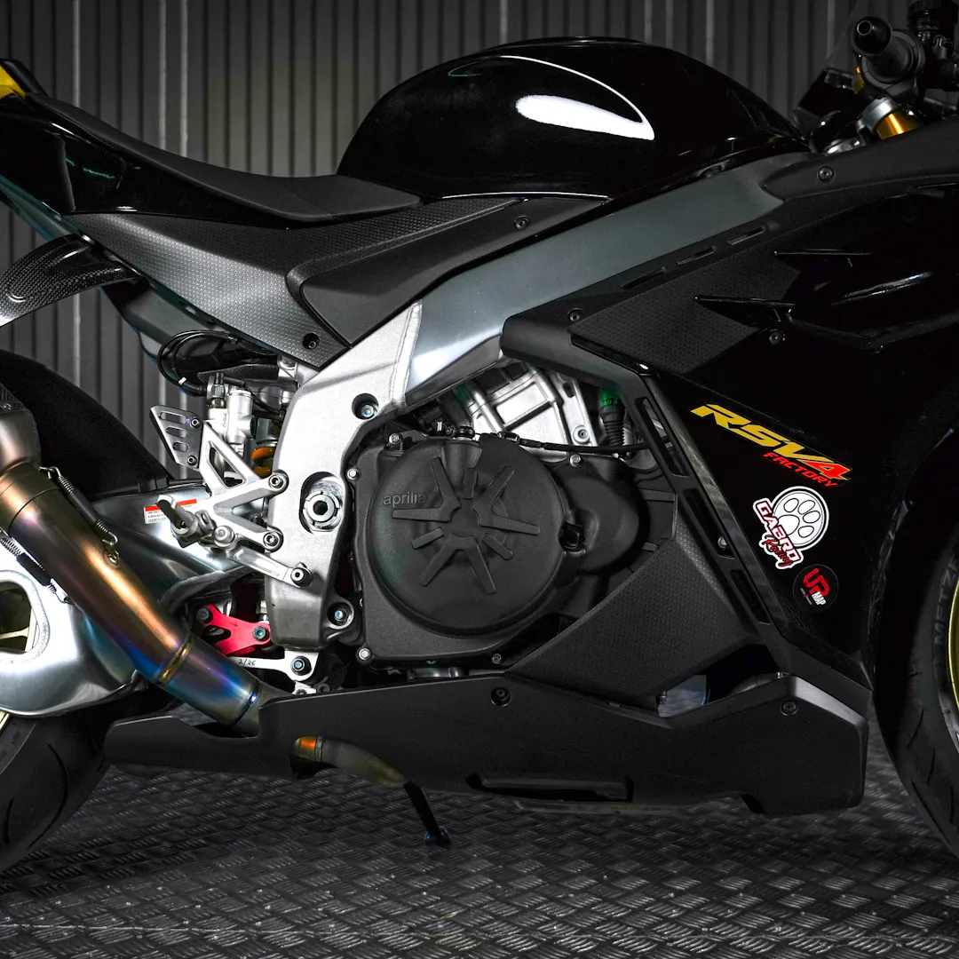 2023 APRILIA RSV4 1100 FACTORY + £1,000 gallery image