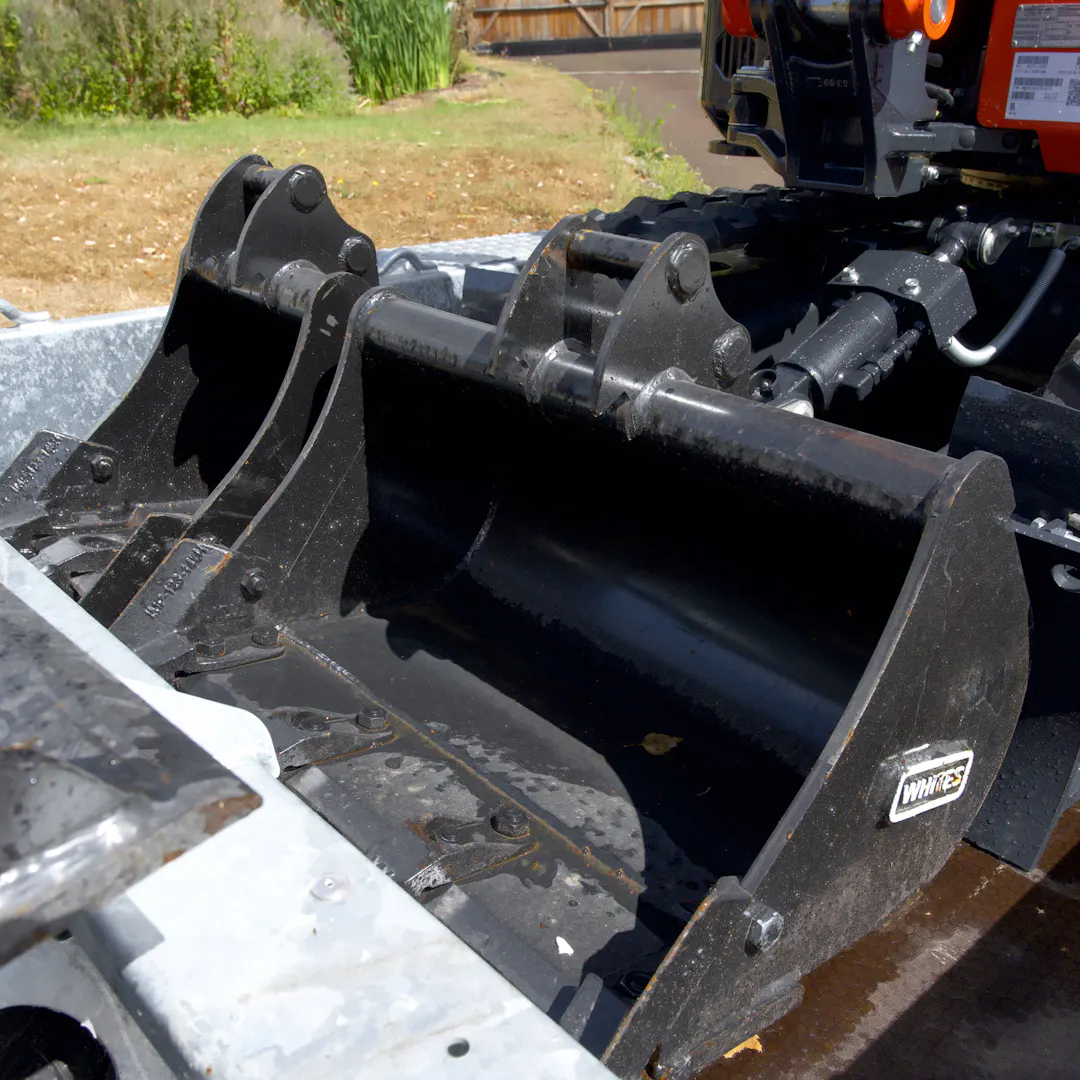 Kubota digger and trailer — supporting view 11