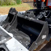 Kubota digger and trailer — supporting view 11