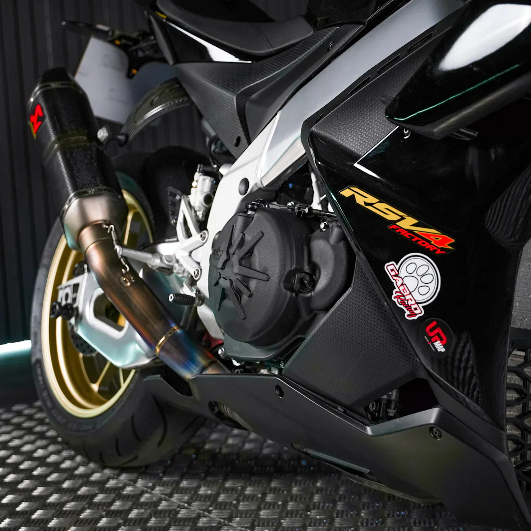 2023 APRILIA RSV4 1100 FACTORY + £1,000 gallery image