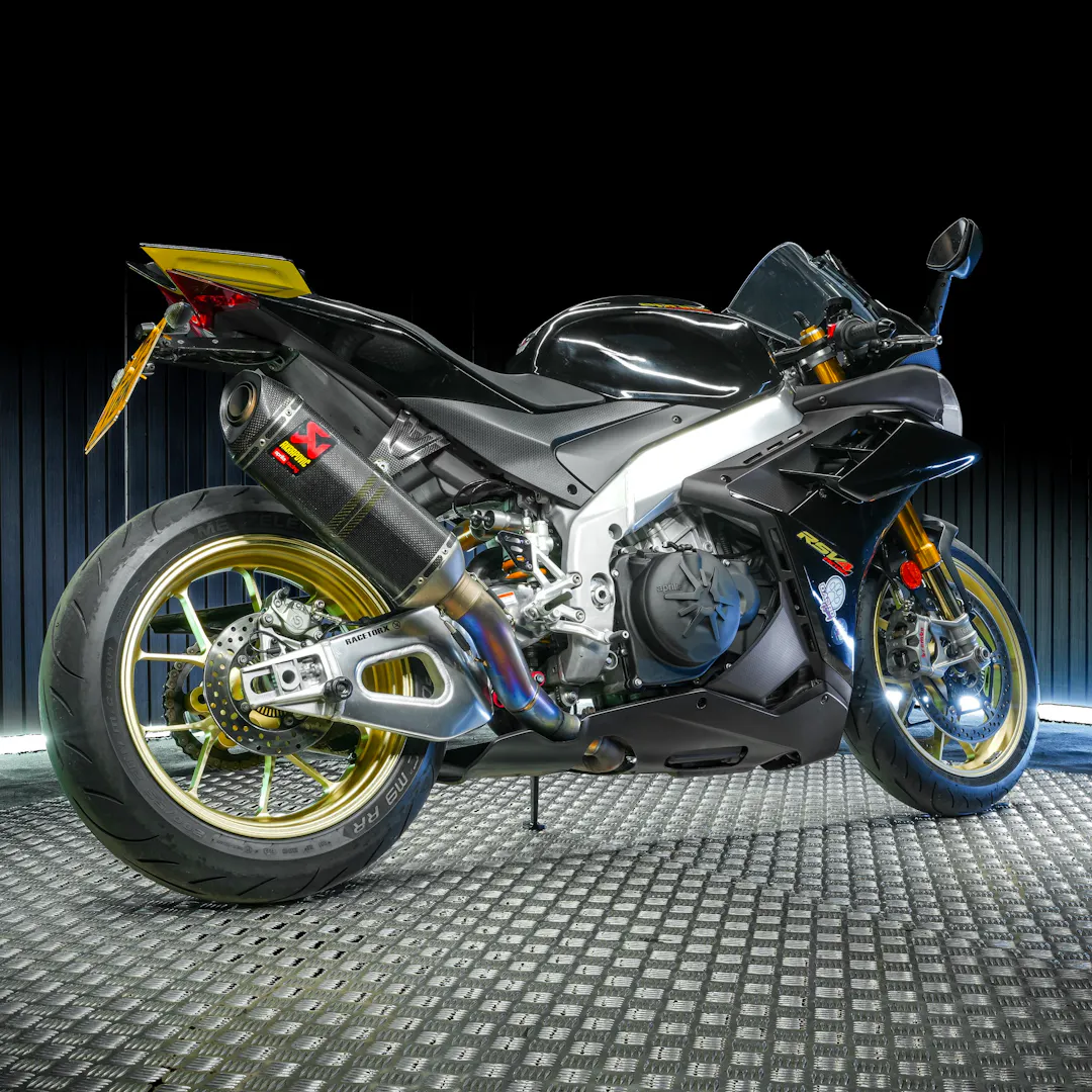2023 APRILIA RSV4 1100 FACTORY + £1,000 gallery image
