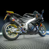 2023 APRILIA RSV4 1100 FACTORY + £1,000 gallery image