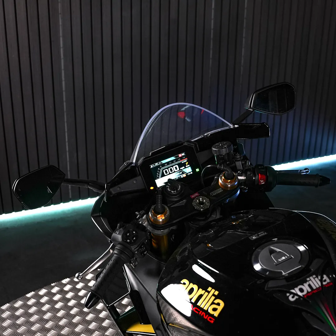 2023 APRILIA RSV4 1100 FACTORY + £1,000 gallery image