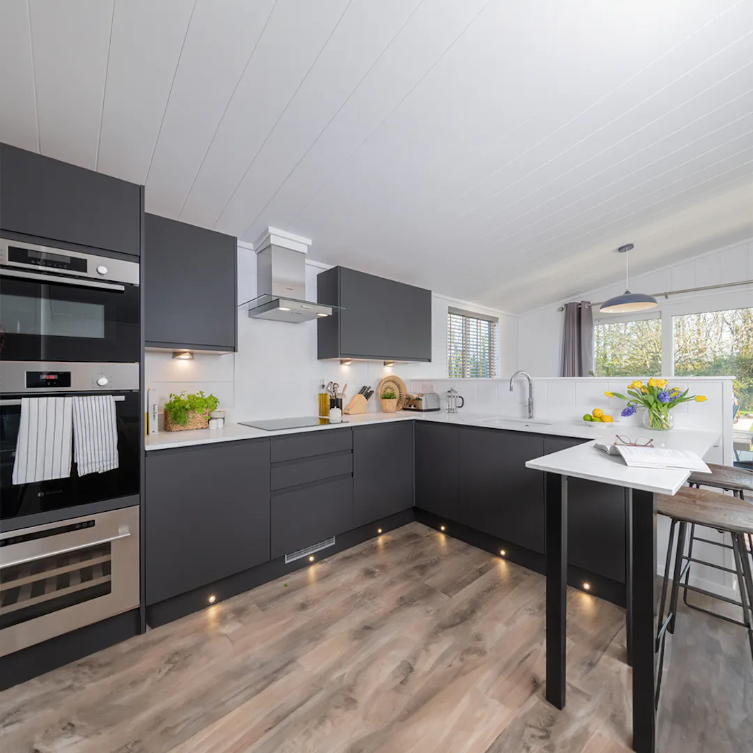 BUDE COASTAL HOT TUB HOLIDAY LODGE CORNWALL 7 NIGHTS + £500
