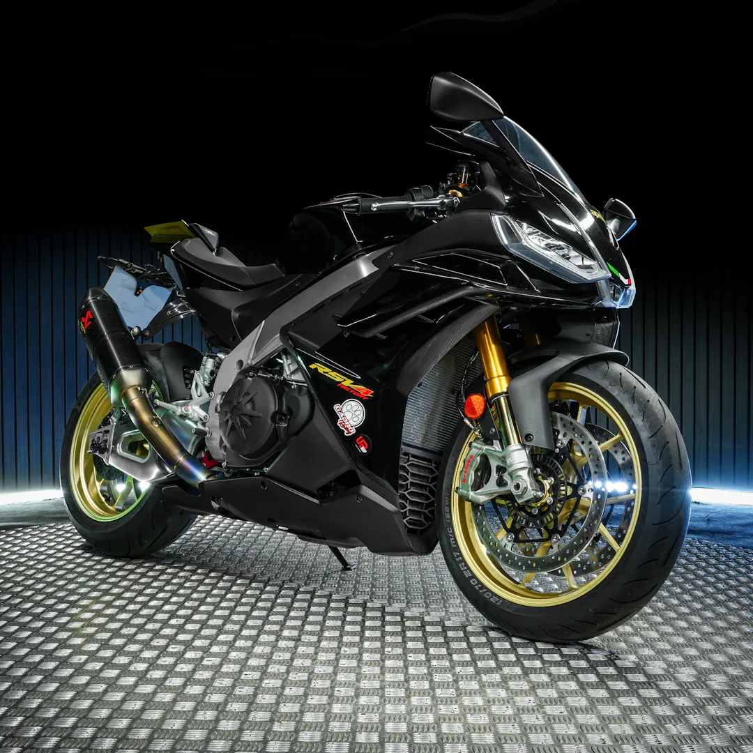 2023 APRILIA RSV4 1100 FACTORY + £1,000 gallery image