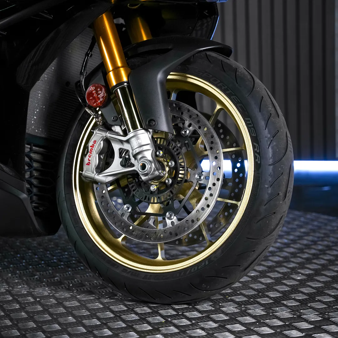 2023 APRILIA RSV4 1100 FACTORY + £1,000 gallery image