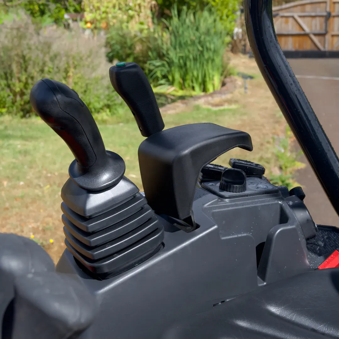 Kubota digger and trailer — supporting view 8