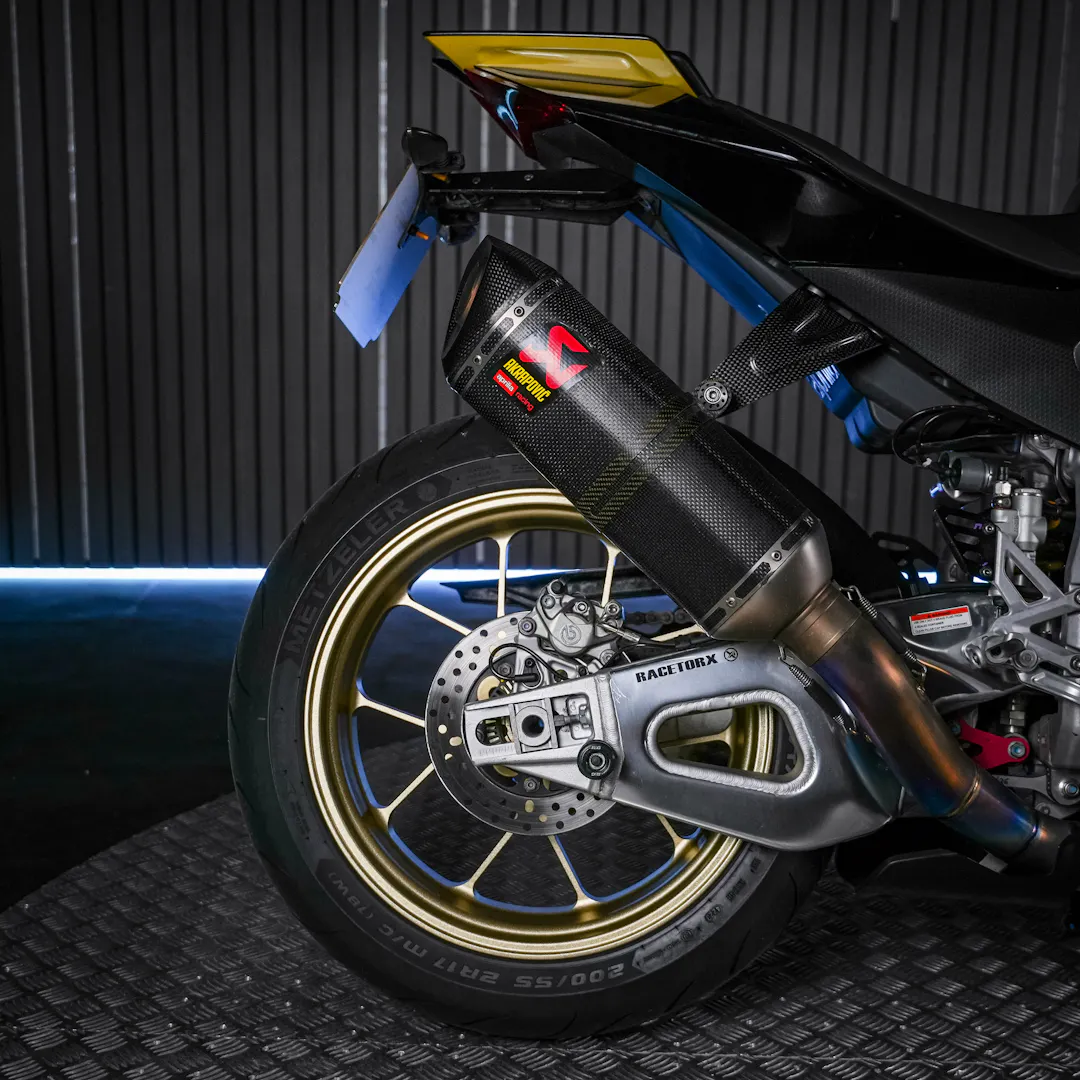 2023 APRILIA RSV4 1100 FACTORY + £1,000 gallery image