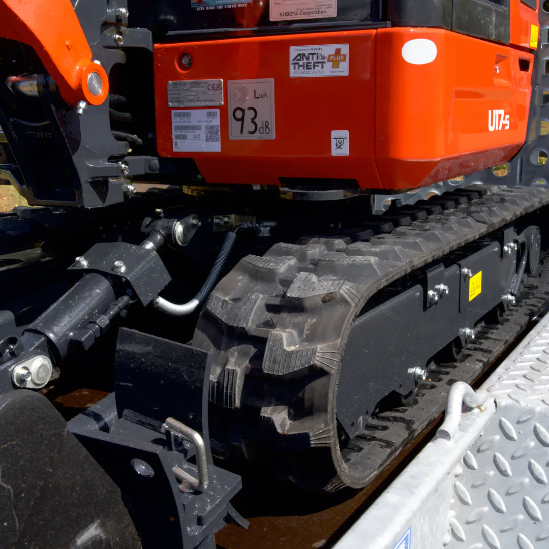 Kubota digger and trailer — view 5
