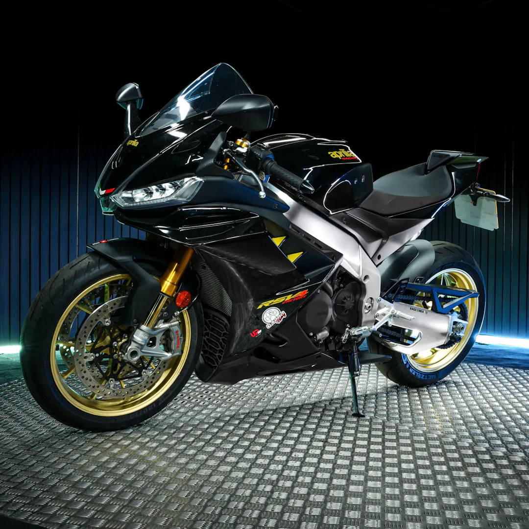 2023 APRILIA RSV4 1100 FACTORY + £1,000 gallery image
